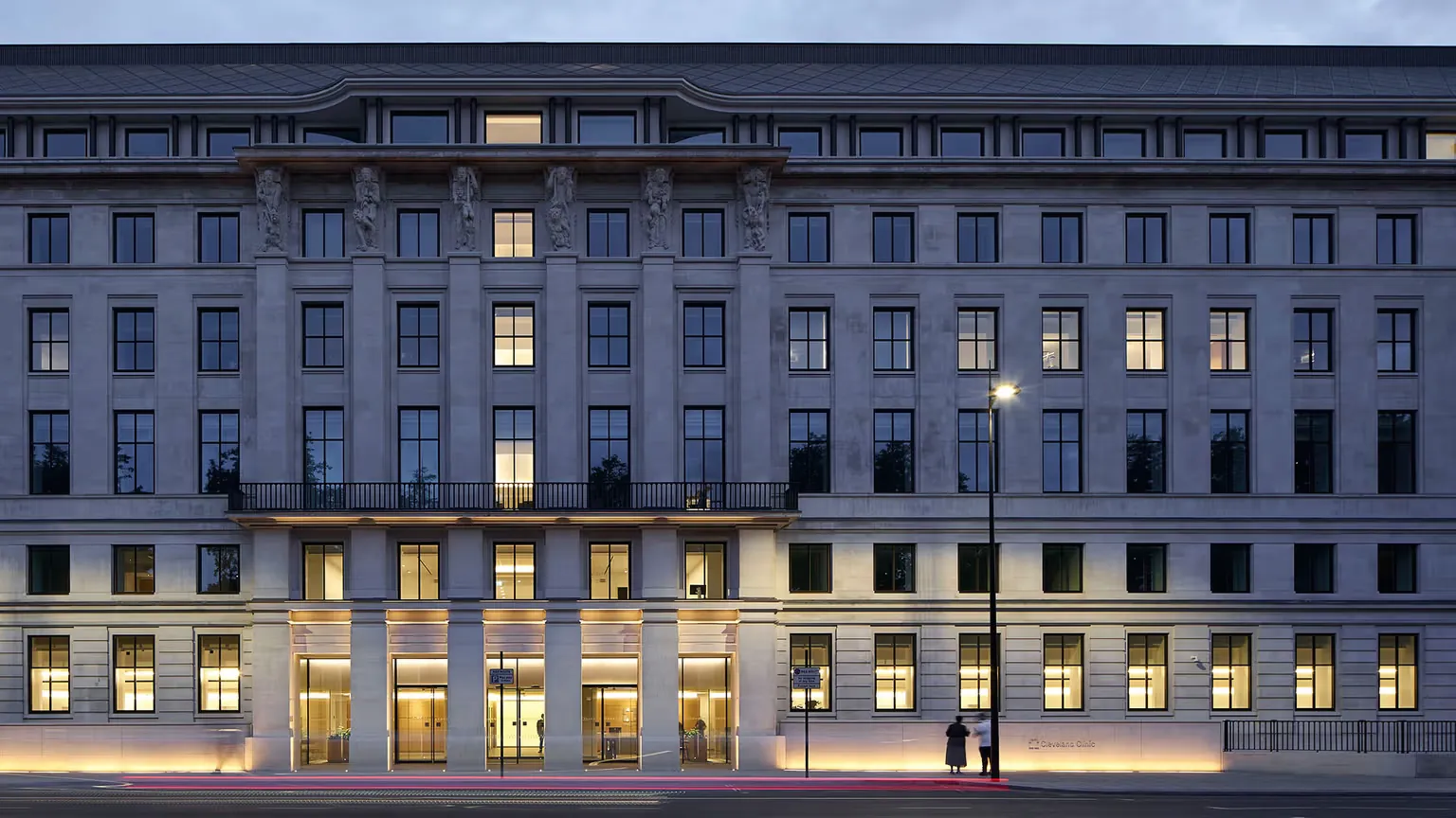 Cleveland Clinic London on Grosvenor Place at dusk.